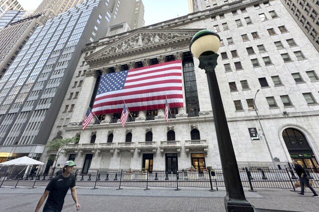 Marché boursier aujourd'hui: La plupart de Wall Street glisse dans un commerce tranquille après son retour d'un week-end de 3 jours